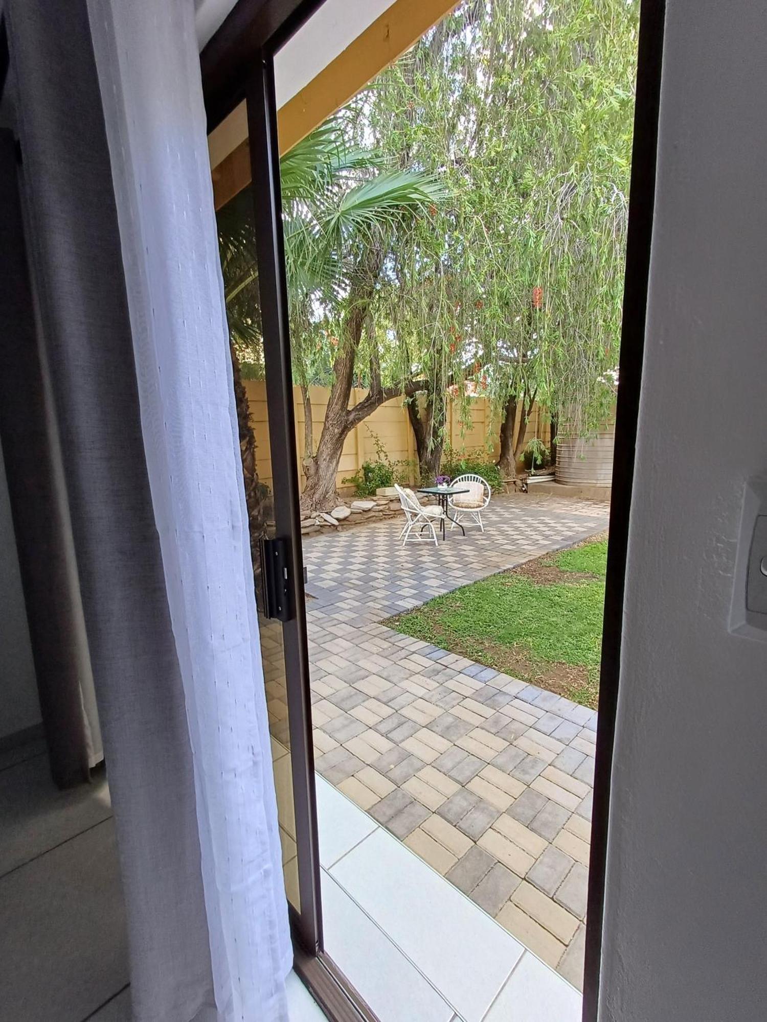 Capbon Guesthouse Виндхук Экстерьер фото