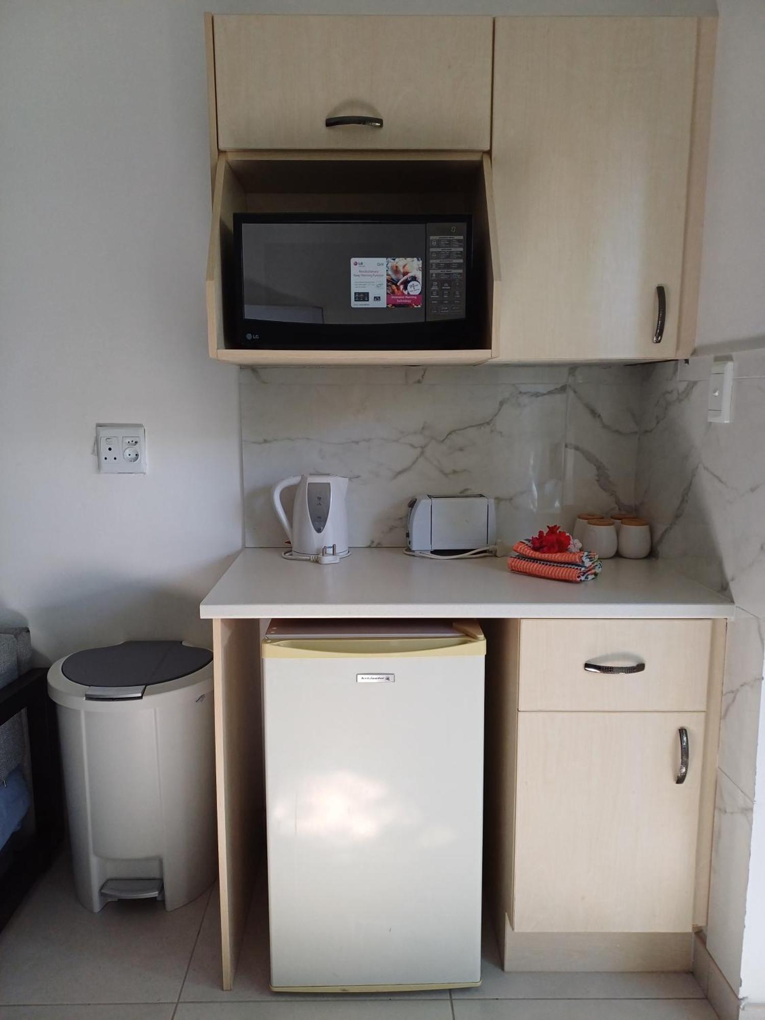 Capbon Guesthouse Виндхук Экстерьер фото