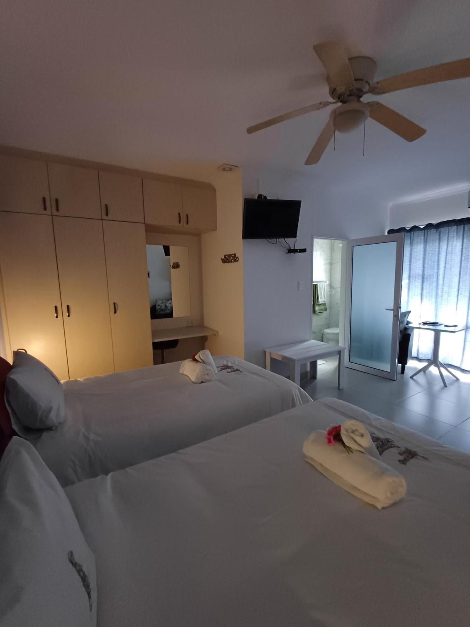 Capbon Guesthouse Виндхук Экстерьер фото